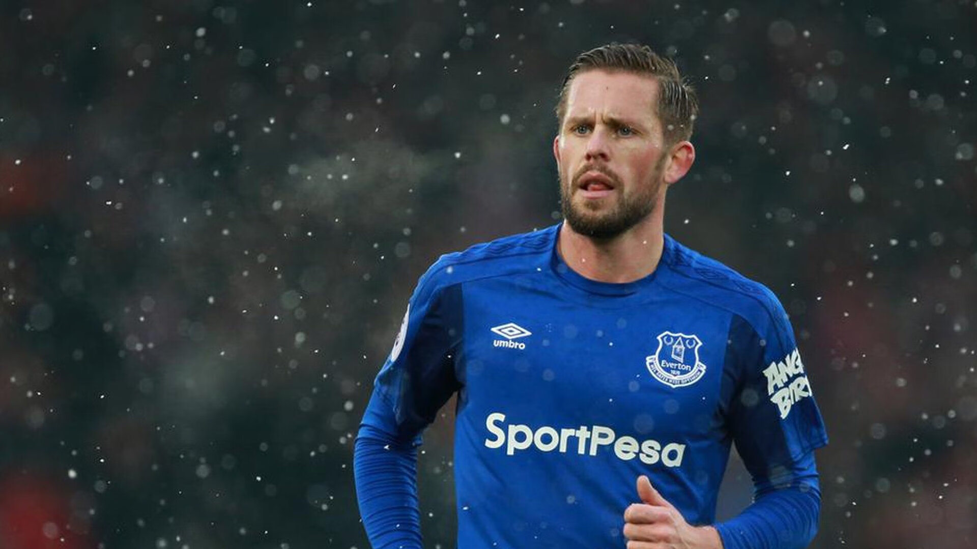 “速度与力量的完美融合,高新区全民健身馆壁球赛场上演极速反应”